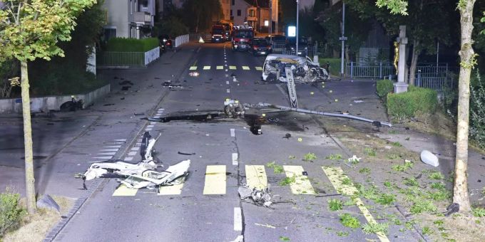 Der Autofahrer hinterliess ein Bild der Verwüstung. Der Autofahrer hinterliess ein Bild der Verwüstung.