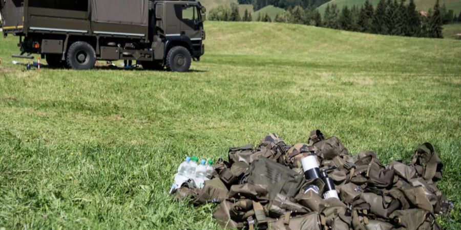 Utensilien von Armeeangehoerigen liegen vor einem verunfallten Lastwagen der Armee, am Montag, 16. Juli 2018, in Linden bei Oberdiessbach. (Symbolbild)