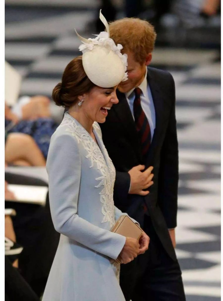 Auch hier wird gekichert: Harry und Kate an der Geburtstagszeremonie der Queen vor zwei Jahren in London.