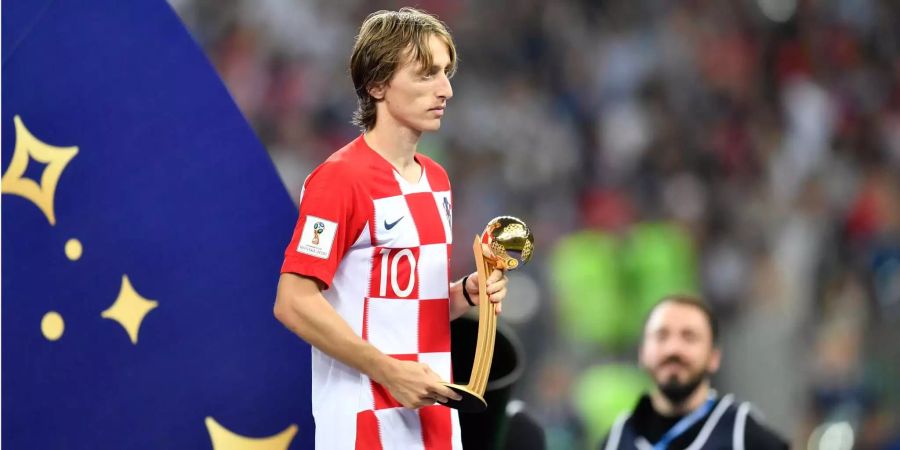 Kroatiens Captain Luka Modric mit der Trophäe des besten Spielers der WM.