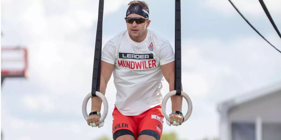 Adrian Mundwiler aus Celerina GR im Leader-Shirt bei den sogenannten «Muscle-ups» an den Crossfit Games.