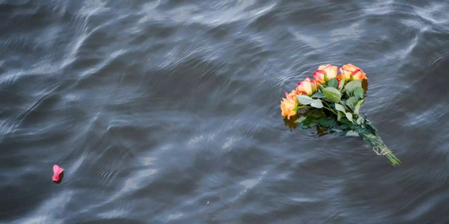 Ein Blumenstrauss in Gedenken an die Gestorbenen im Mittelmeer.