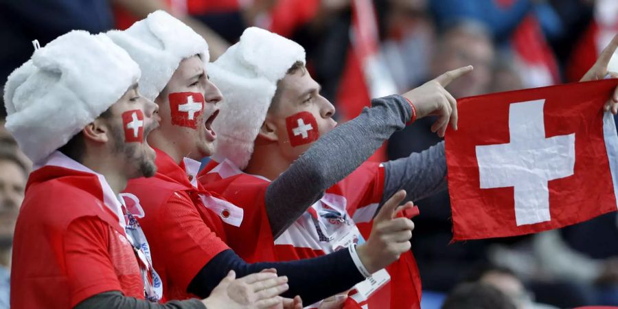 Freude herrscht beim WM-Spiel von letzter Woche gegen Serbien. Die drei Herren sind dank dem Schweizerkreuz klar als Fans der Schweizer Nati erkennbar. Bild: Keystone