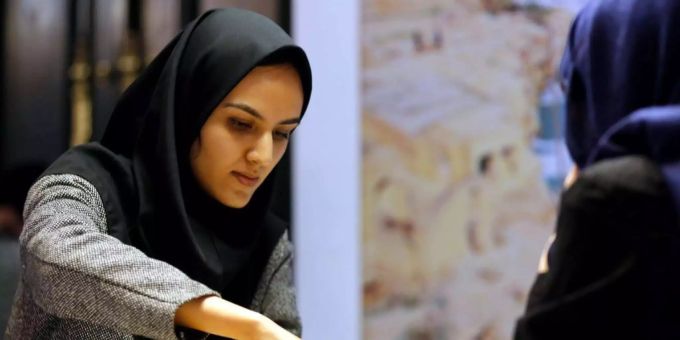 Frauen im Iran müssen ein Kopftuch tragen. Frauen im Iran müssen ein Kopftuch tragen.