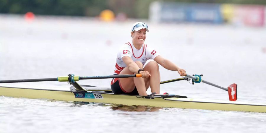 Jeanette Gmelin freut sich über die Goldmedaille.