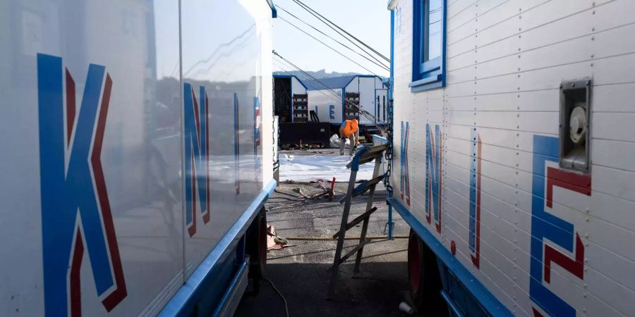 Arbeiter richten das grosse Zirkuszelt des Schweizer National-Circus Knie auf der Allmend in Bern auf.