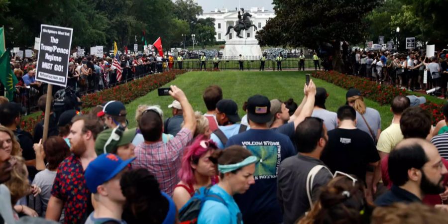 Die rechtsextremistische Kundgebung war auf dem Lafayette Square geplant. Am nördlichen Ende des Parks versammelten sich derweil hunderte Nazi-Gegner zu einer Gegendemonstration