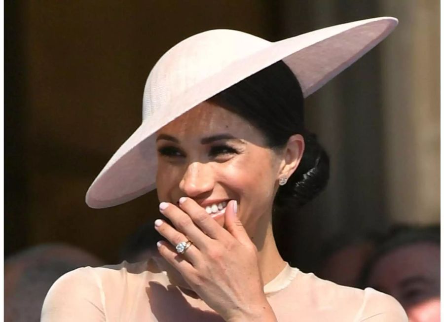 Bei ihrem ersten Auftritt nach der grossen Hochzeit liess es Meghan ganz schön krachen.