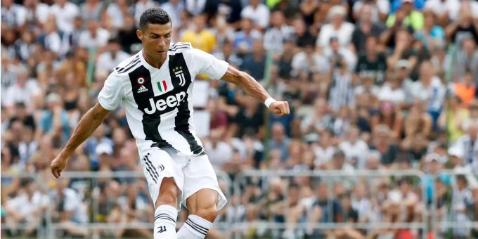 Cristiano Ronaldo von Juventus Turin in Aktion am Ball. Cristiano Ronaldo von Juventus Turin in Aktion am Ball.