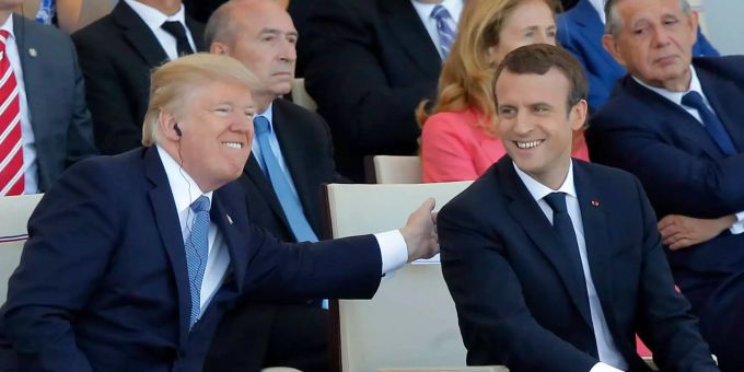 Der französische Präsident Emmanuel Macron (rechts) und US-Präsident Donald Trump (links) nehmen an der Parade auf dem Champs Elysees anlässlich Frankreichs Nationalfeiertag teil. Der französische Präsident Emmanuel Macron (rechts) und US-Präsident Donald Trump (links) nehmen an der Parade auf dem Champs Elysees anlässlich Frankreichs Nationalfeiertag teil.