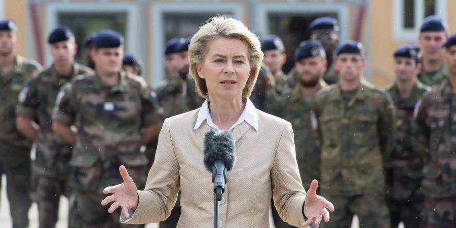 Verteidigungsministerin Ursula von der Leyen (CDU) spricht in der Robert-Schumann-Kaserne beim Besuch der deutsch-französischen Brigade zu den Journalisten.