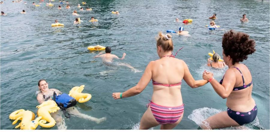 Zahlreiche Teilnehmerinnen und Teilnehmer schwimmen auf ihren aufblasbaren Seepferdchen beim 54. Zuercher Limmatschwimmen, aufgenommen am Samstag, 18. August 2018 in Zuerich. (KEYSTONE/Enn