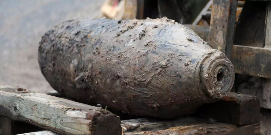 Eine entschärfte amerikanische Fliegerbombe aus dem Zweiten Weltkrieg wird abtransportiert. (Symbolbild)