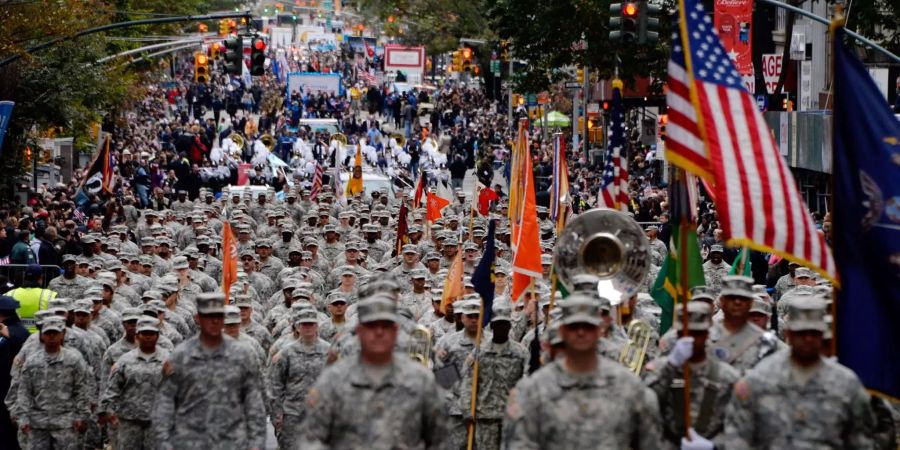 Soldaten marschieren anlässlich der jährlichen Parade zum Veteranentag am 11.11 auf der Fifth Avenue in New York.