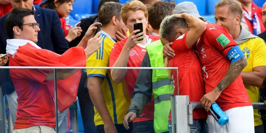 Die Skirennfahrerin tröstet den enttäuschten Behrami.