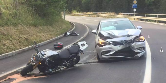 Wassen UR - Motorradlenkerin bei Frontalkollision schwer verletzt