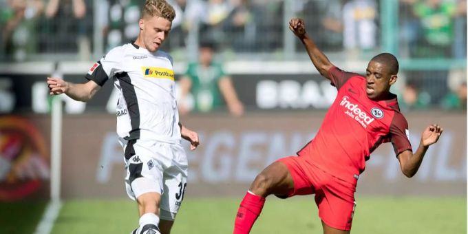 Gelson Fernandes (rechts) im Duell mit Natikollege Nico Elvedi. Gelson Fernandes (rechts) im Duell mit Natikollege Nico Elvedi.