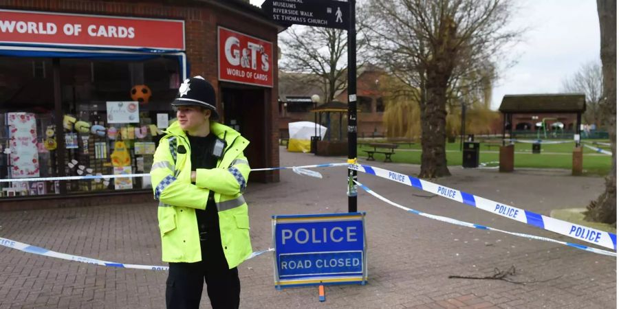 Ein Polizist in Salisbury steht vor einem Geschäft (ENG).