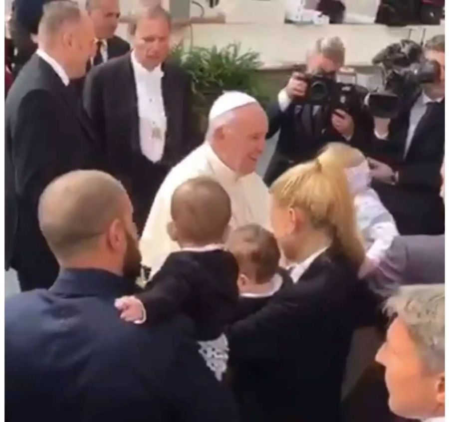 Christa und Giovanni trugen die beiden Mädchen beim Treffen auf dem Arm.