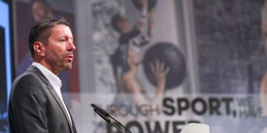 Adidas-Boss Rorsted warnt davor, dass die Wirtschaft den Fussball bestimmt: «Wenn alles nur kommerziell wird und nicht mehr emotional, dann schaltet der Fussballfan ab.»