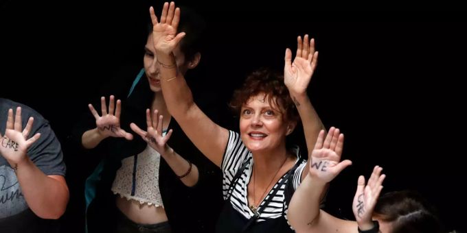Schauspielerin Susan Sarandon wurde bei Protesten verhaftet. Schauspielerin Susan Sarandon wurde bei Protesten verhaftet.