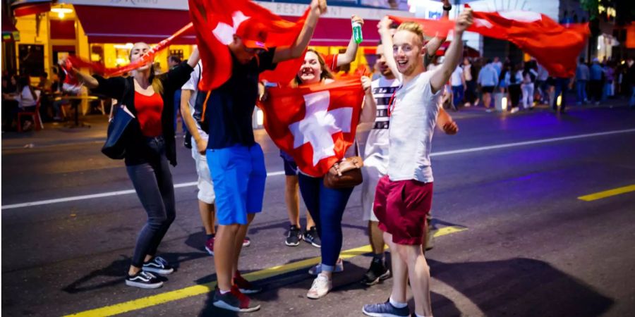 Freuen sich, weil sie das Resultat von Schweiz - Costa Rica richtig getippt haben: Nati-Fans in Lausanne.