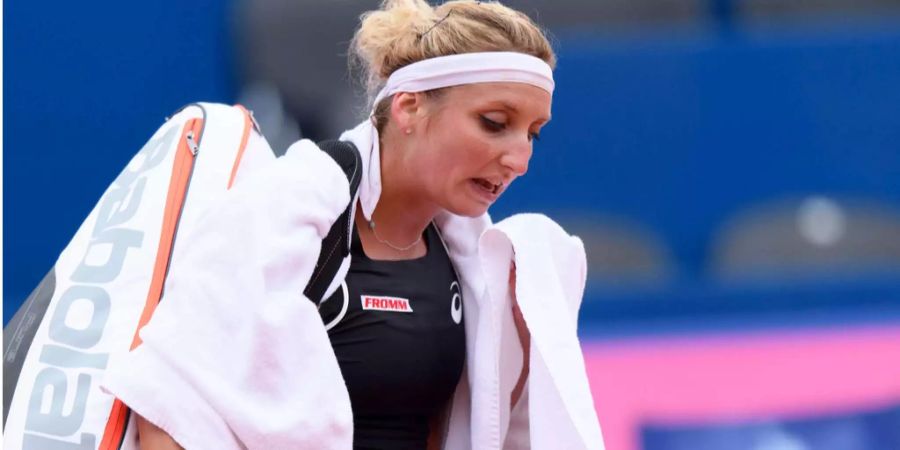 Timea Bacsinszky geht nach einer Niederlage enttäuscht vom Platz.