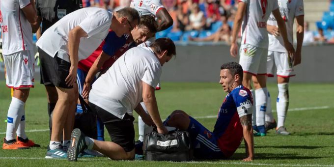 Basels Marek Suchy, Mitte, sitzt verletzt am Boden im Fussball Meisterschaftsspiel der Super League zwischen dem FC Basel 1893 und dem FC Sion im Stadion St. Jakob-Park in Basel, am Sonntag, 12. August 2018. Basels Marek Suchy, Mitte, sitzt verletzt am Boden im Fussball Meisterschaftsspiel der Super League zwischen dem FC Basel 1893 und dem FC Sion im Stadion St. Jakob-Park in Basel, am Sonntag, 12. August 2018.
