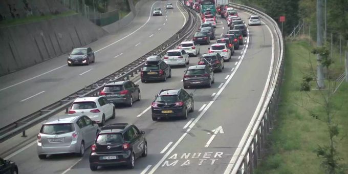 Die momentane Situation auf der A2, kurz vor Göschenen. Die momentane Situation auf der A2, kurz vor Göschenen.