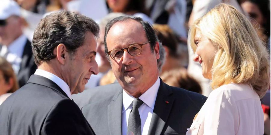 Die ehemaligen Präsidenten Sarkozy (links), Hollande und dessen Freundin, die Schauspielerin Julie Gayet.