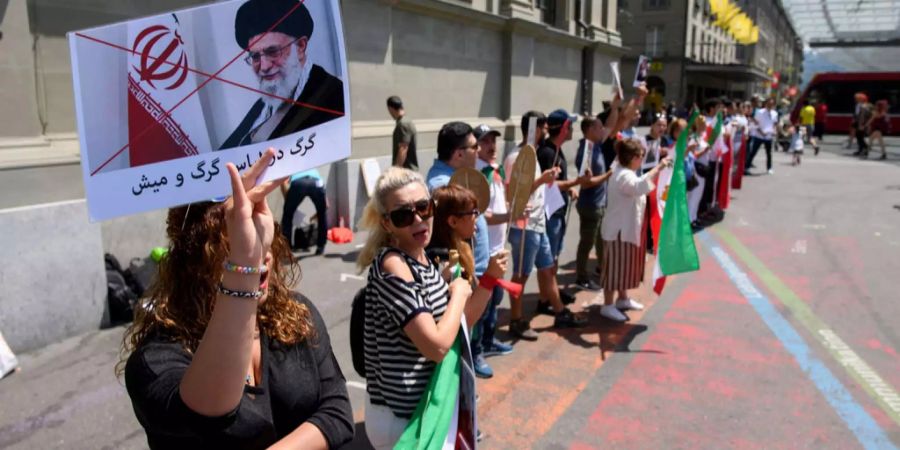 Anlässlich des offiziellen Besuchs von Rohani gingen in der Hauptstadt Bern mehrere Iranerinnen und Iraner auf die Strasse.