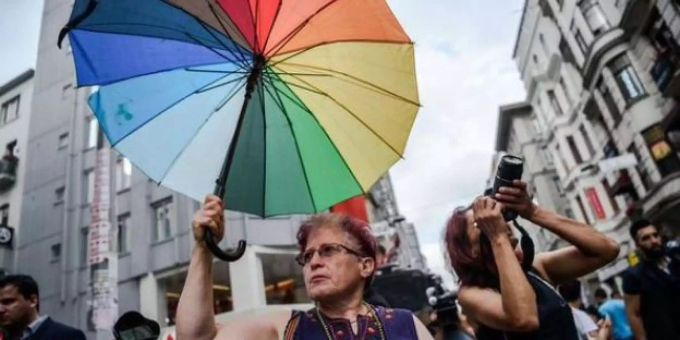 Mit Stolz für die eigenen Rechte: LGBTI-Aktivisten an der letztjährigen Gay-Pride-Parade in Istanbul. Mit Stolz für die eigenen Rechte: LGBTI-Aktivisten an der letztjährigen Gay-Pride-Parade in Istanbul.