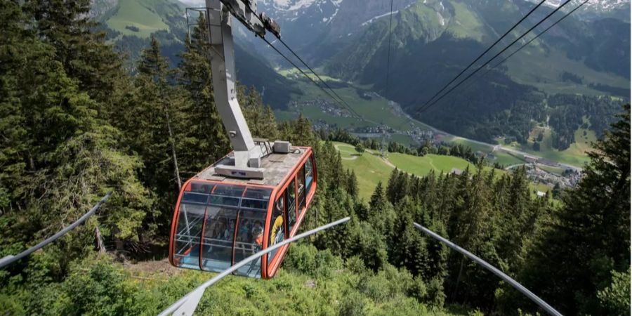 Die Bahn auf der Fahrt zwischen Engelberg und Ristis.