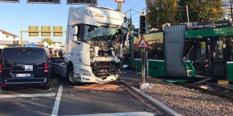 Der Lastwagen und das Tram wurden beim Aufprall massiv beschädigt.