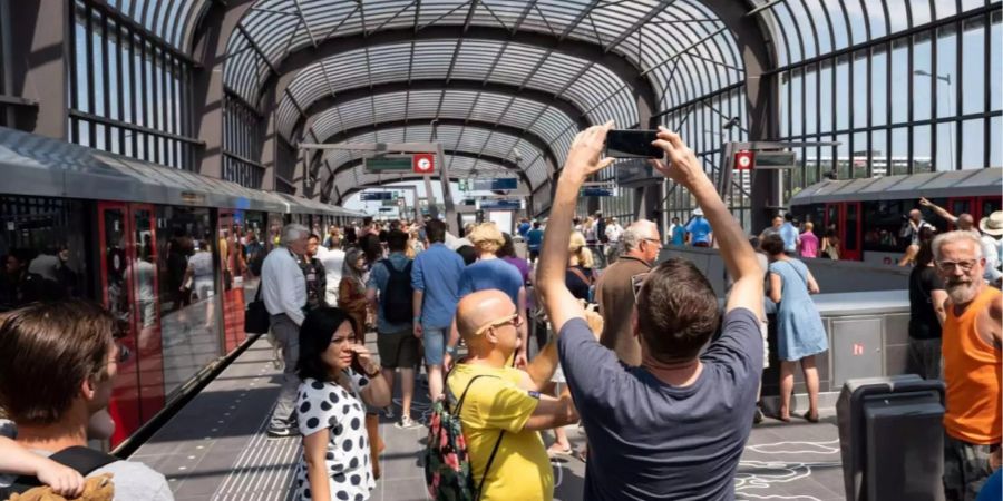 Viel Betrieb bei der Metro-Eröffnung in Amsterdam.