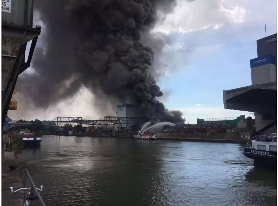 Die Feuerwehr löscht den Grossbrand in Basel mit Booten.