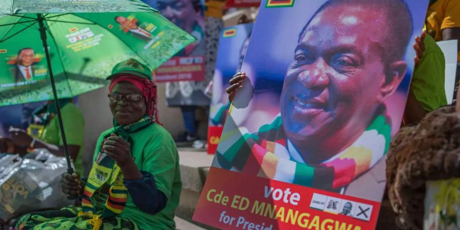 Anhänger der regierenden Partei ZANU PF in Simbabwe.