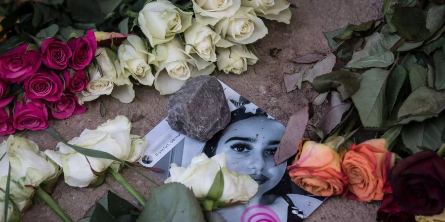 Blumen liegen neben und auf einem Foto in der Nähe des Leichenfundortes von Susanna F.