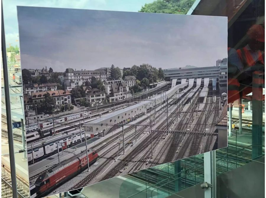 Auf dem Bild sieht man die geplante Perrsonverlängerung zwischen den Gleisen 9 und 10 beim Bahnhof Bern.