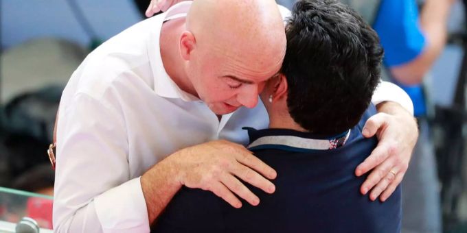 Maradona entschuldigt sich bei Gianni Infantino. Maradona entschuldigt sich bei Gianni Infantino.