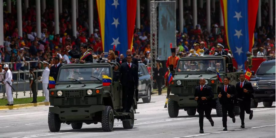 Eine Militärparade in Venezuela. Auf dem Fahrzeug links steht der Präsident Nicolás Maduro.