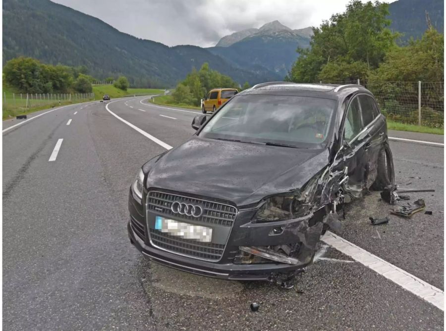 Die stark beschädigten Autos mussten abtransportiert werden - Kapo Graubünden