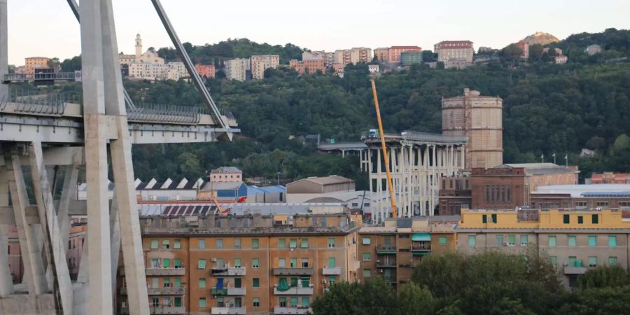 Die eingestürzte Brücke auf der Autobahn A10 in Genua (IT).