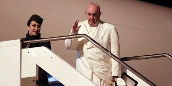Papst Franziskus verabschiedet sich in Fuimicino vor seinem Abflug nach Myanmar. Papst Franziskus verabschiedet sich in Fuimicino vor seinem Abflug nach Myanmar.