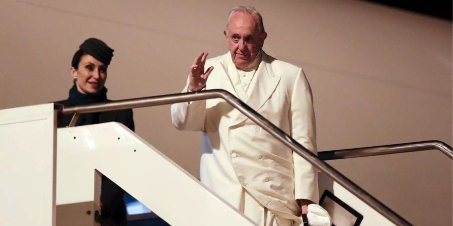 Papst Franziskus verabschiedet sich in Fuimicino vor seinem Abflug nach Myanmar.