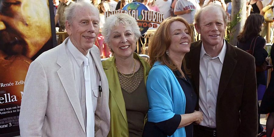 Der Schauspieler Rance Howard (l-r) mit seiner Frau Jean Speegle Howard und seinem Sohn Ron Howard (r) mit seiner Frau Cheryl am 23.05.2005 bei der Premiere Cinderella Man in Los Angeles, Kalifornien.