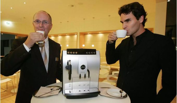 Roger Federer gönnt sich einen Kaffee mit Jura-CEO Emanuel Probst. Roger Federer gönnt sich einen Kaffee mit Jura-CEO Emanuel Probst.