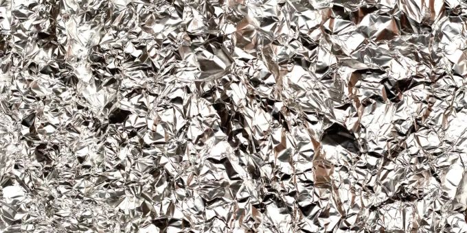 Aluminium ist leicht, stabil, hitze- und kältefest, korrosionsbeständig und billig. Aluminium ist leicht, stabil, hitze- und kältefest, korrosionsbeständig und billig.