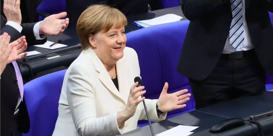 Angela Merkel applaudiert sich zur Wiederwahl.