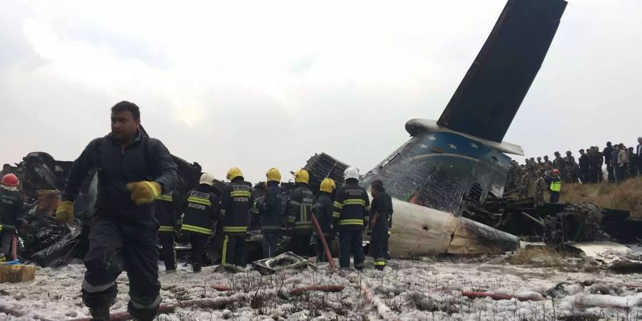 Das Flugzeug zerschellte in mehrere Teile.